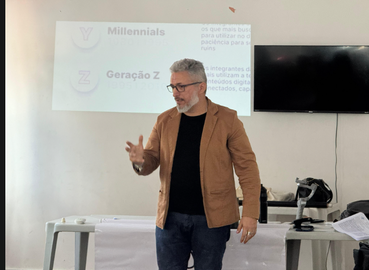 Cristiano Casse ministrando palestra sobre gerações e mercado